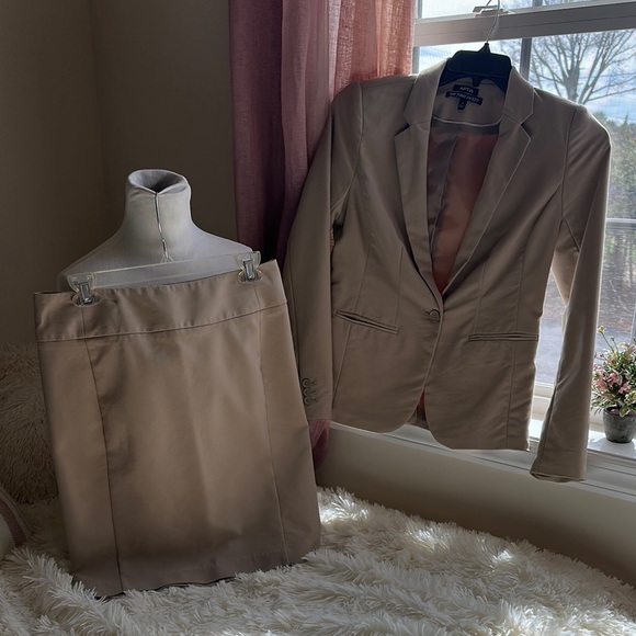 Apartment 9 Tan Blazer size 4 with matching skirt size 6 - Picture 7 of 8